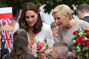 Pradėjusi vizitą į ES, Britanijos karališkoji šeima Lenkijoje sutikta draugiškai