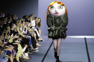 Prabanga Eiffelio šešėlyje: Paryžiaus mados savaitės burtai