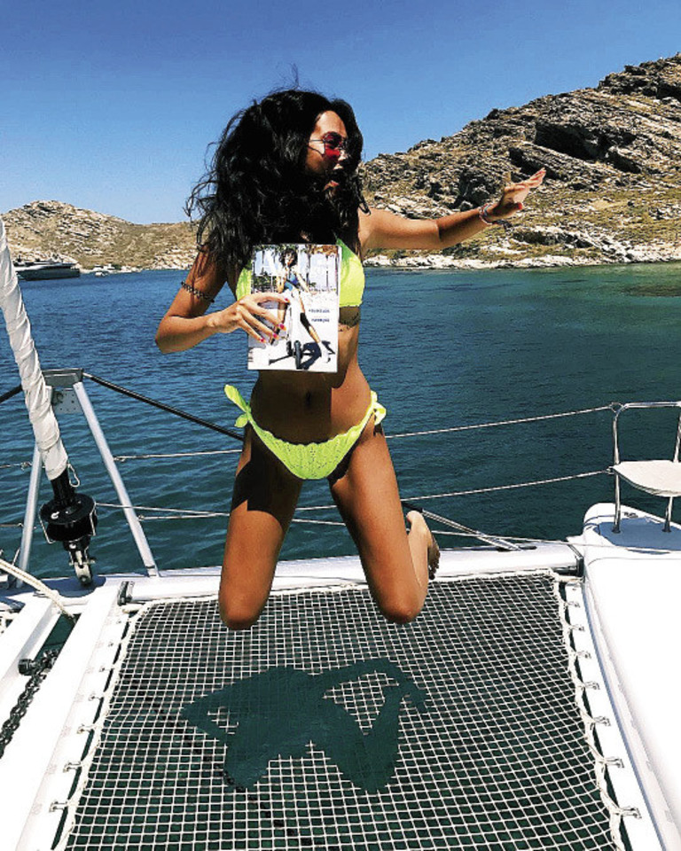 Stilistė Karolina Meschino su mylimuoju, tėvais ir bičiuliais keliavo į Graikiją. Poilsiaudama ji iš rankų nepaleido „Lietuvos ryto“ žurnalo „Stilius“ išskirtinio leidinio „Atostogos“.<br> Asmeninio albumo nuotr.