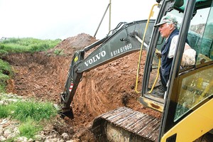Vieni užkasa kiaules, kiti tikrina šulinius
