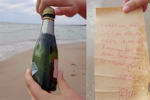 Žinutę butelyje radusi poilsiautoja išsižiojo, kai ją perskaitė 