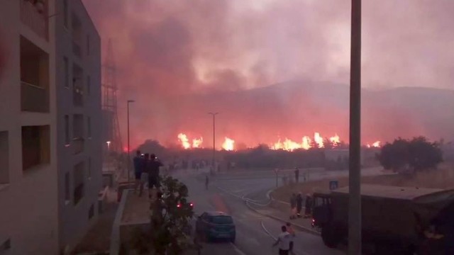 Miškų gaisrai pasiekė turistų pamėgtą Kroatijos miestą Splitą