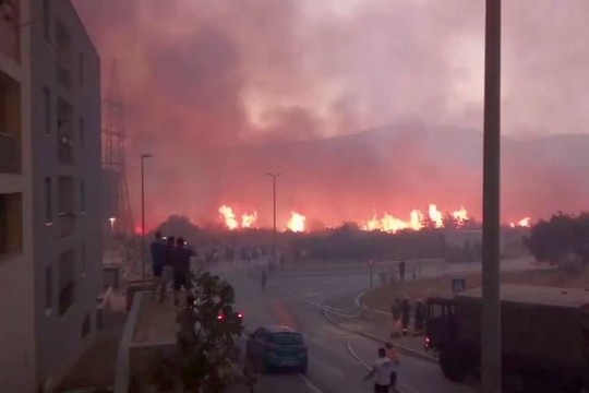 Miškų gaisrai pasiekė turistų pamėgtą Kroatijos miestą Splitą