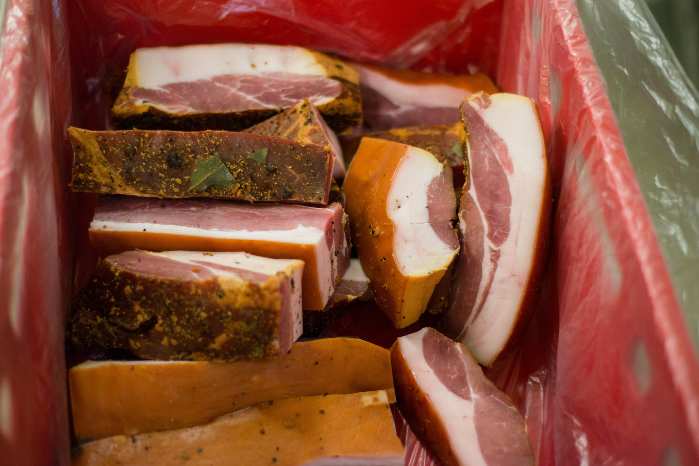 Rūkytais mėsos gaminiais iš transporto priemonės prekiavęs asmuo neturėjo maisto tvarkymo subjekto patvirtinimo pažymėjimo. <br>J.Stacevičiaus nuotr.