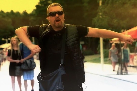 Pamatykite: ironiškame „Čilinam“ klipe atgimė legendinė „Pompos“ daina apie Palangą