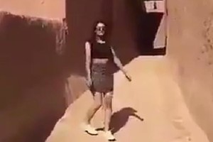 Trumpu sijonu miestelio gatvėse pasirodžiusi mergina atsidūrė areštinėje