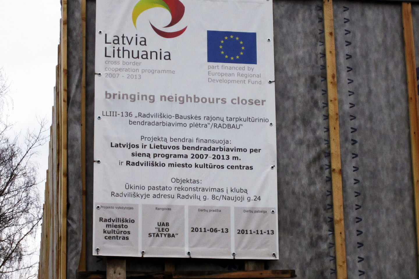  Įtariama, kad kuriant šį Latvių kultūros centrą Radviliškyje galėjo būti siekiama užvaldyti Europos Sąjungos ir Radviliškio rajono savivaldybės biudžeto lėšas, iš viso 369 tūkstančius litų (106 tūkstančius 870 eurų). <br> R.Vitkaus nuotr.