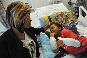 Dėl infekcijos berniukas neteko abiejų rankų: tai, kaip jis atrodo šiandien, privers nustebti