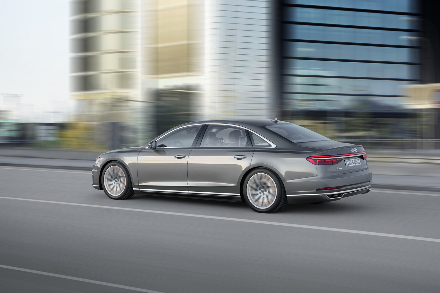  „Audi A8" taps pirmuoju serijiniu automobiliu, kuris Europoje galės važiuoti autonomiškai.<br> Gamintojo nuotr.