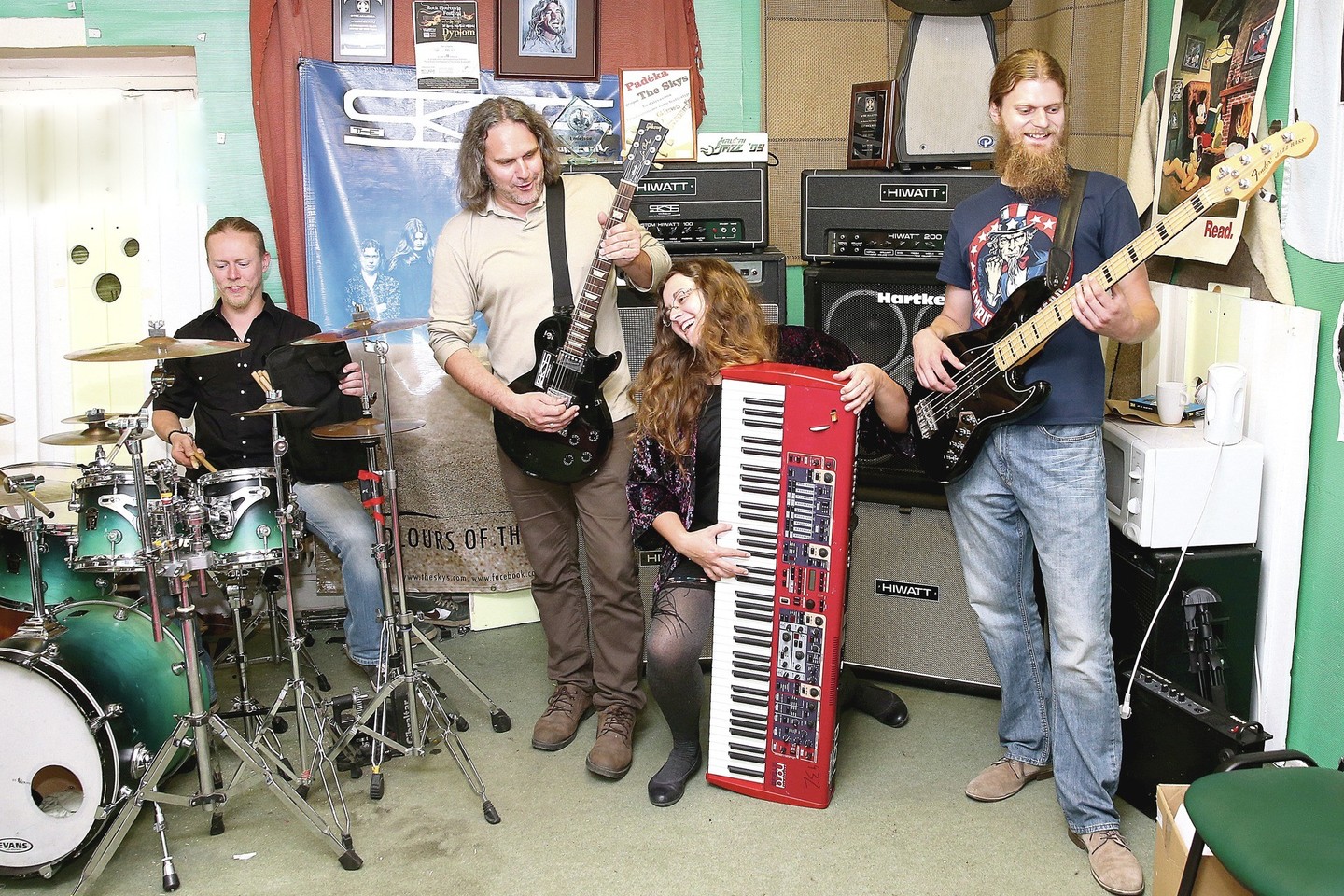 Grupė „The Skys“ savo studijoje Vilniuje: (iš kairės) Ilja Molodcovas, J.Čiurlionis, Božena Buinicka ir Justinas Tamaševičius.<br> R.Danisevičiaus nuotr.