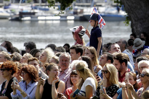 Vokietijoje viešinti Britanijos karališkoji pora kepė riestainius ir lankėsi vėžio tyrimų centre