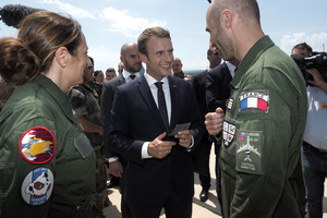 E.Macronas mėgina taisyti situaciją atsistatydinus kariuomenės vadui