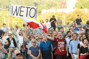 Lenkijoje tūkstančiai žmonių protestavo prieš teismo reformą