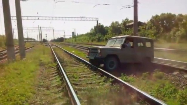 Rusai su UAZ'u užstrigę ant geležinkelio bėgių nieko gero nesulaukė