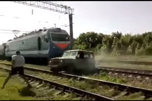 Su UAZ ant bėgių užstrigęs vairuotojas vos neiškeliavo anapilin