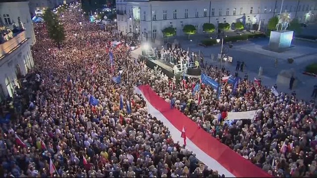 Kaimyninėje Lenkijoje protestuoja dešimtys tūkstančių žmonių