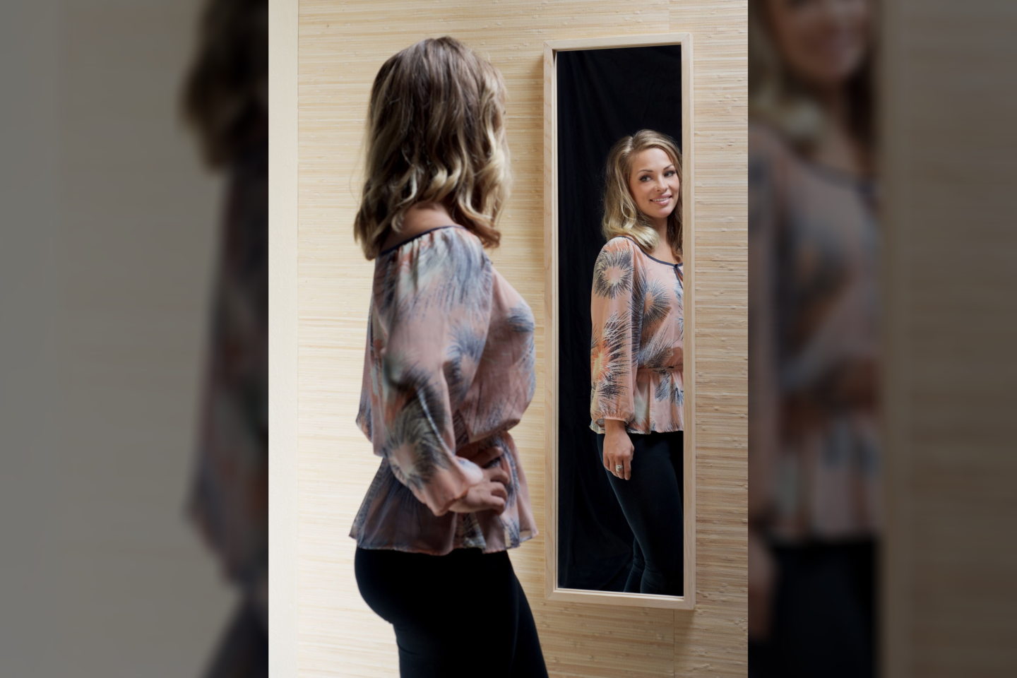 „Skinny Mirror“ lenkto stiklo veidrodžiuose žmonės atrodo 5 kilogramais lieknesni. <br>ViDA Press nuotr.