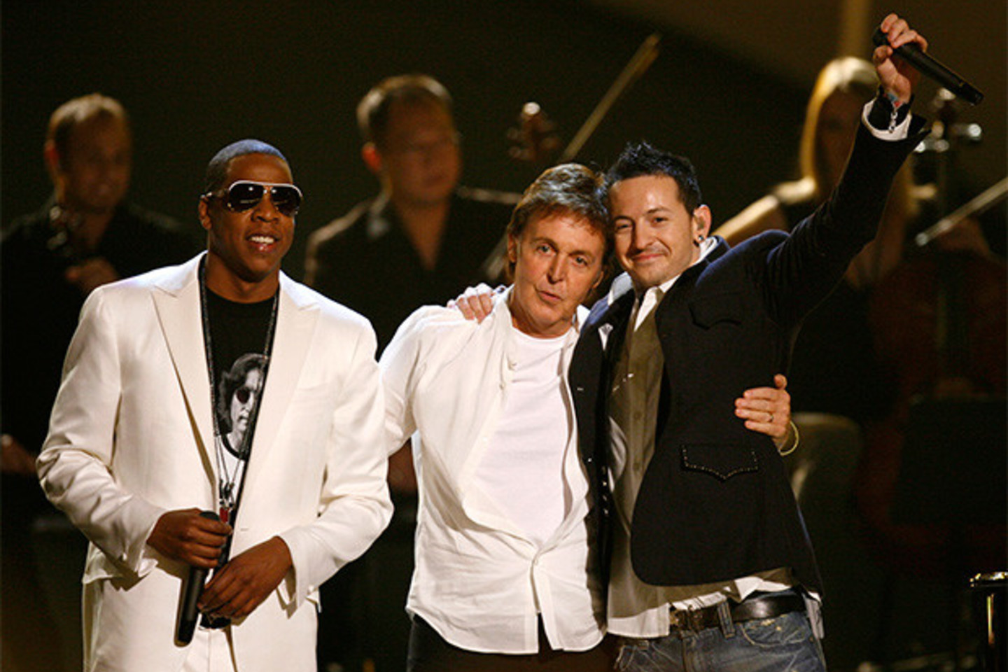 Kolegos (iš kairės) Jay-Z, P.McCartney ir Ch.Benningtonas per „Grammy“ ceremoniją 2006 m. <br>ViDAPress nuotr.