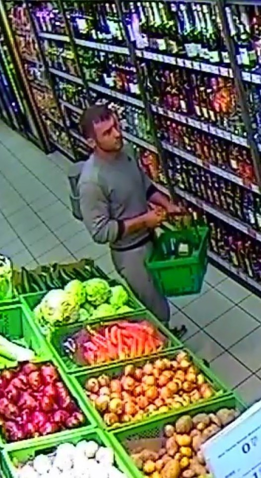  Jaunas vyras du butelius alkoholio pavogė nė kiek nesislapstydamas. <br> Kauno policijos nuotr.