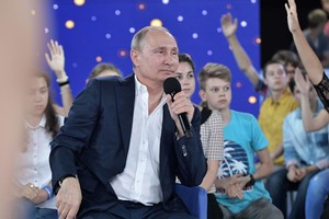 Vladimiras Putinas televizijos laidoje bandė sužavėti Rusijos jaunimą