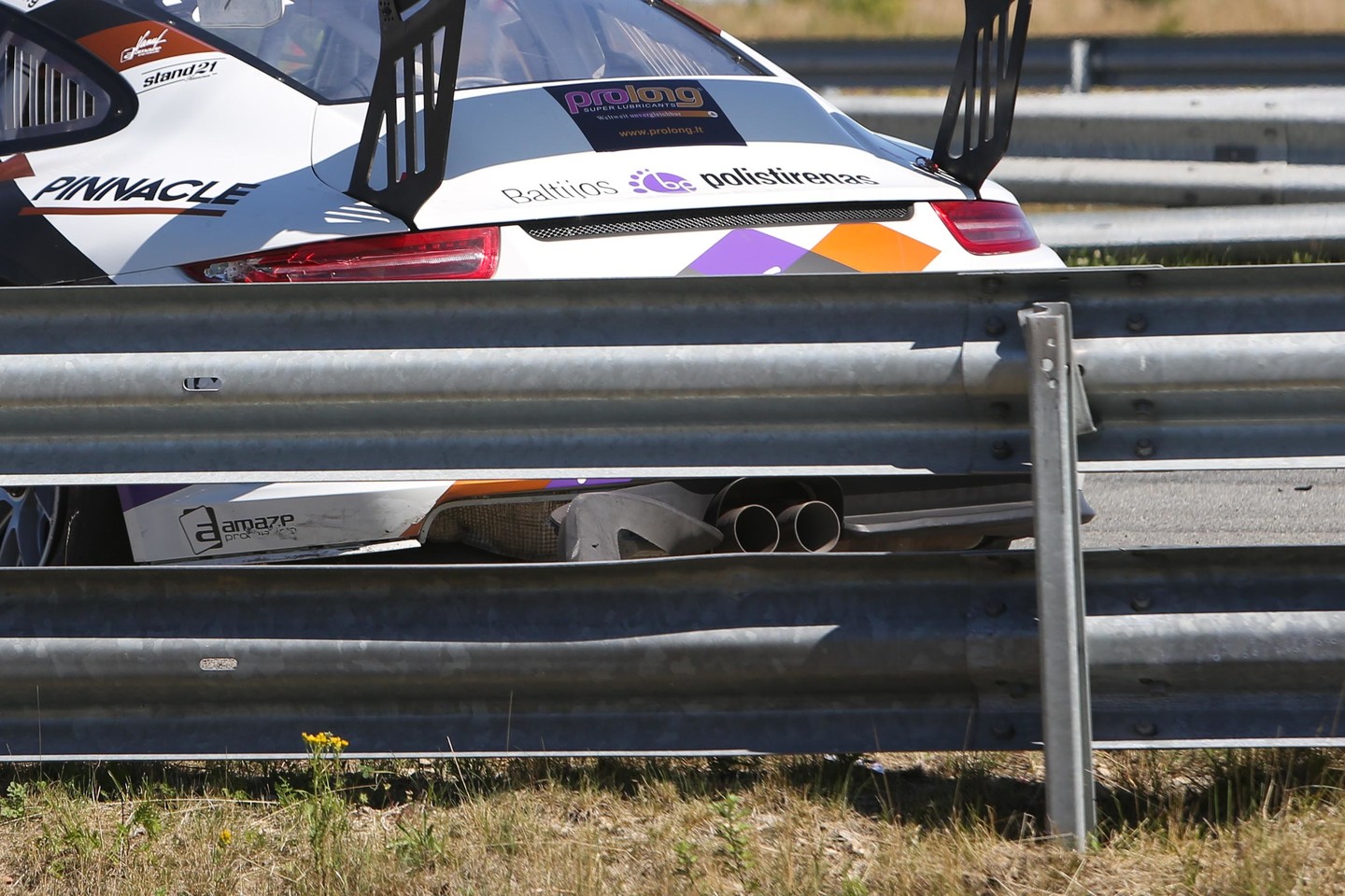 "Palanga Spa Hotel" trinktelėjo "Porsche" į atitvarus.<br> T.Bauro nuotr.