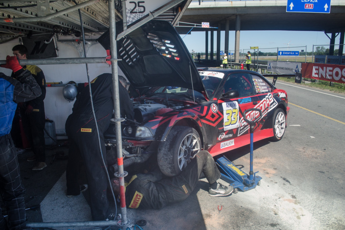 "Samsono" BMW boksuose teko skubiai gesinti<br> M.Bučnio nuotr.