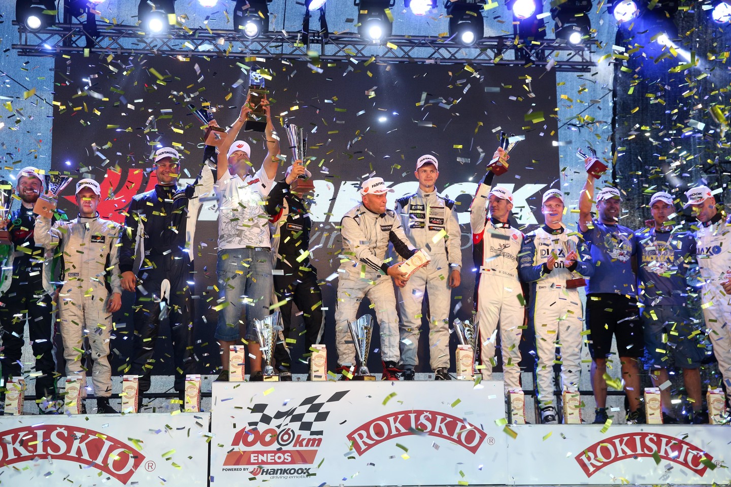 Lenktynių nugalėtojai apdovanoti daugybės žiūrovų akivaizdoje.<br> T.Bauro nuotr.