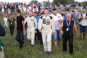 „Eneos 1006 km“ lenktynių finišas virto chaotiška žmonių jūra