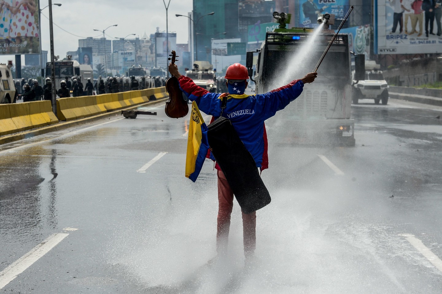  Smuikininkas W.Arteaga buvo sužeistas per protestus.<br> AFP/„Scanpix“ nuotr.