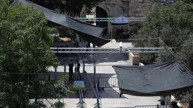 Jeruzalėje pareigūnai ieško kompromiso, kuo pakeisti metalo detektorius