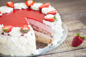 Penki vaisiniai kremai bet kokį tortą pavers nepakartojamu