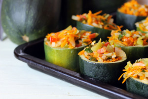 Cukinijų bokšteliai su daržovėmis: lengva, vasariška ir gardu