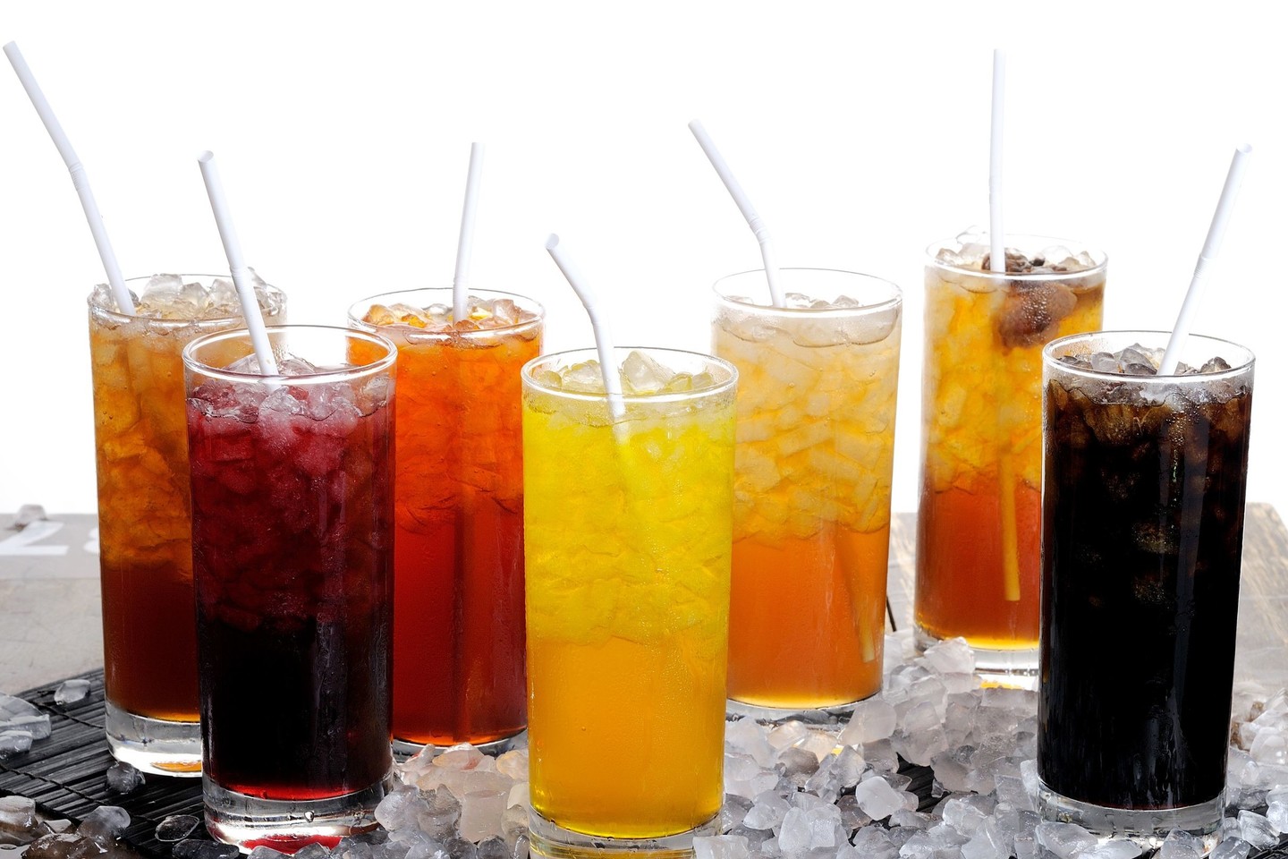 Atrodo, kad valdantieji užsimojo ne tik reguliuoti, kas ir kiek gali išgerti alkoholio, bet ir ką žmonėms valgyti. <br> „123rf.com“ asociatyvi nuotr.