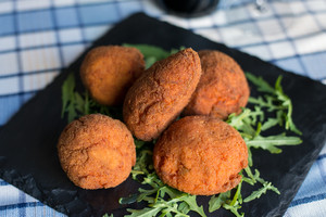 Nuostabaus skonio užkandis – oranžiniai ryžių kamuoliukai