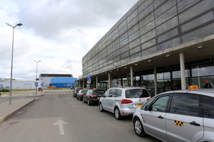 Lupikaujantys taksistai nesidrovi: nuo Kauno oro uosto iki miesto prašo kosminių pinigų 