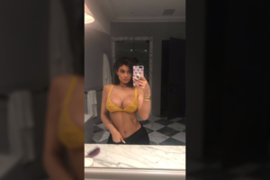 Intriguojantys Kylie Jenner kadrai – pozuoja tik su apatiniais
