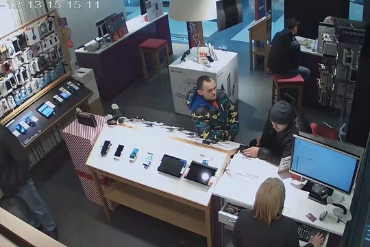 Pasinaudojo kito žmogaus dokumentu ir išsimokėtinai pasiėmė telefoną