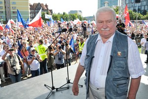 Lechas Walesa giria Lenkijos prezidento sprendimą vetuoti teismų reformas