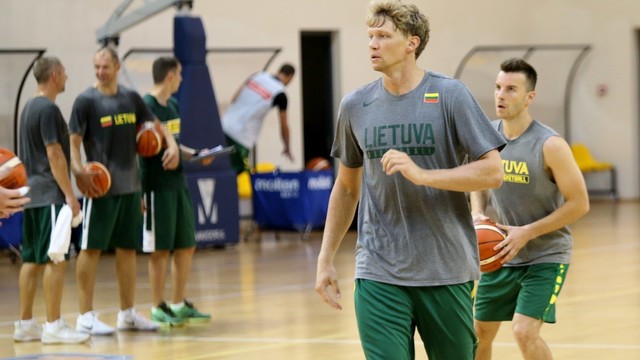 Jau trečia diena Palangoje treniruojasi Lietuvos krepšinio rinktinė