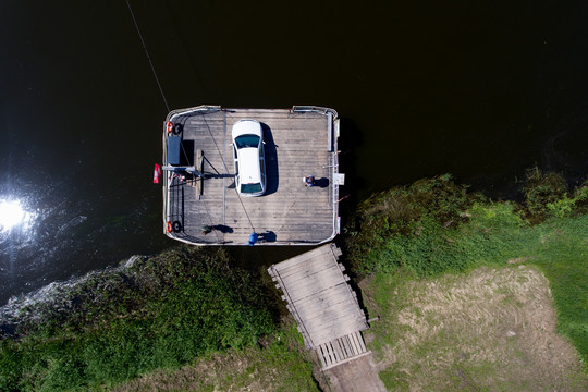 Unikali transporto priemonė jungia Neries krantus ir stebina turistus