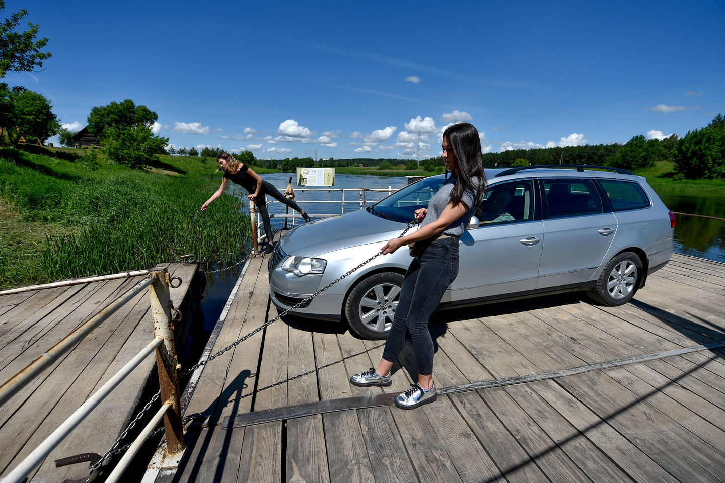 Gediminui prižiūrėti keltą ir klientus perkelti į kitą Neries krantą padeda dukros Ugnė ir Urtė.<br> V. Ščiavinsko nuotr.