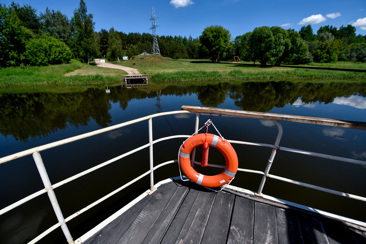 Keltą prilaiko ir pasroviui neleidžia nuplaukti tvirtas, virš upės įtemptas plieninis lynas.<br> V. Ščiavinsko nuotr.