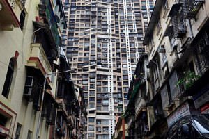 Mumbajuje sugriuvus namui žuvo mažiausiai trys žmonės