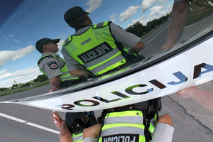 Už romų mušimą teistas buvęs politikas įsivėlė į konfliktą su 16-mete