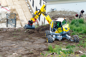 Ant Gedimino kalno šlaito ūžia technika: užkėlė ekskavatorių-vorą