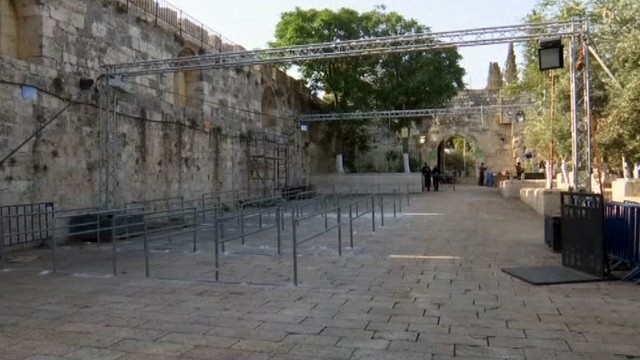 Jeruzalės valdžia pašalino pyktį kėlusius metalo detektorius