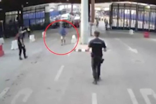 Pamatykite, kaip policijos pareigūnai užkirto kelią galimai tragedijai