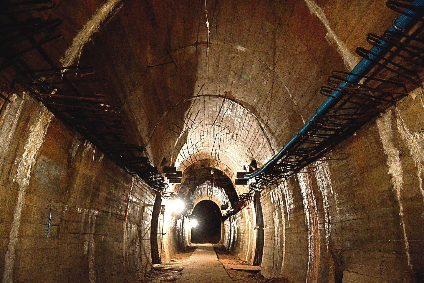 Lenkai tiki, kad nacių iškastuose tuneliuose netoli Valbžycho yra paslėptas aukso, brangenybių ir ginklų pripildytas traukinys, tačiau jo paieškos kol kas nesėkmingos, o ir mokslininkai į jas žiūri skeptiškai.<br>AFP/„Scanpix“ nuotr.