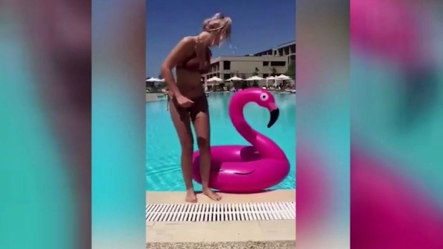 Bandymas įsitaisyti ant pripučiamo flamingo šiai merginai apkarto