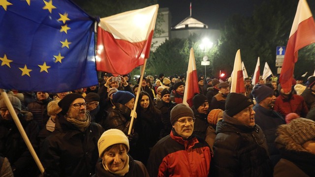 Briuselis toliau gąsdina Lenkiją sankcijomis, bet veiksmų nesiima
